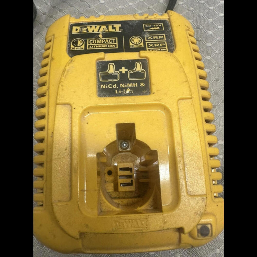 DEWALT DC9319 7.2V -18V NiCad Li-Ion Vehicle Charger Used